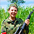 Снайперша з Барысава пазуе для фота з чырвона-зялёным сцягам у Данбасе