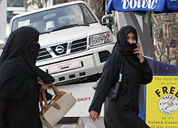 Жительницам ОАЭ запретили прихорашиваться за рулем