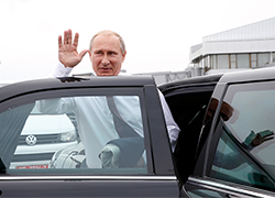 Putin comes to Minsk with hour delay