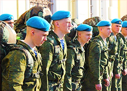 Могилы псковских десантников стерегут их бывшие сослуживцы