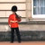 В Лондоне выясняют, как на посту у Букингемского дворца оказался «танцор» (Видео)