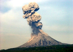 Вулкан на Камчатцы выкінуў слуп попелу вышынёй восем кіламетраў