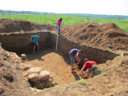 Excavations on site of execution of Jews in Valozhyn