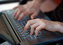 Милиционеры украли у гродненской активистки ноутбук и флешки