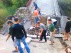 Горе-террористы забыли о взорванном мосте под Попасной и рухнули в реку