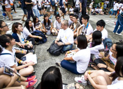 Власти Гонконга требуют от демонстрантов разобрать баррикады