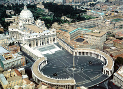 На воскресную службу в Ватикане пришли два понтифика