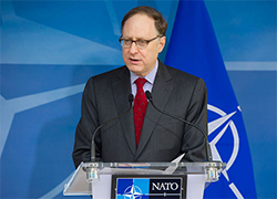 Замгенсека НАТО: Россия ведет себя безответственно