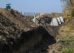 Беженцы из Донбасса помогут строить стену на границе с РФ