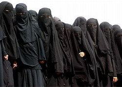 Саудовским женщинам без косметики будут давать водительские права