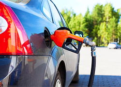 Средняя цена на бензин в США упала ниже $2 за галлон