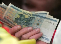 Зарплаты в Беларуси в долларовом эквиваленте упали на треть