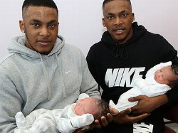 Британские близнецы стали отцами в один день