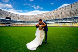 На стадионе в Бразилии поженились 2 тысячи пар