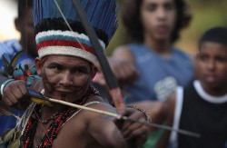 Индейцы с луками в Бразилии атаковали здание конгресса