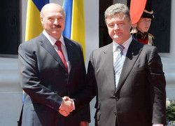 Порошенко хочет помочь белорусскому диктатору наладить отношения с ЕС