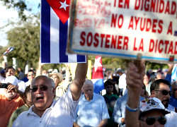 Сотні людзей у Маямі зладзілі мітынг супраць збліжэння ЗША з Кубай