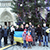 Российскую елку в Париже украсили сине-желтыми лентами