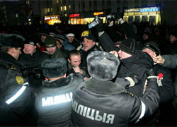 Мирную демонстрацию в Минске назвали "массовыми беспорядками" (фото, видео)