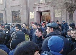 Полиция Армении остановила шествие к российской базе