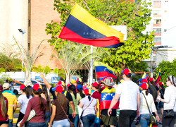 Тысячи венесуэльцев вышли на «Марш пустых кастрюль»