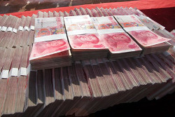 Китайский бизнесмен построил в офисе форт из банкнот
