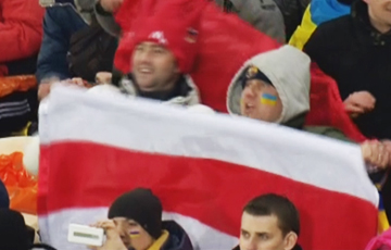 Photo fact: White-red-white flag at Bayern München - Shakhtar Donetsk game