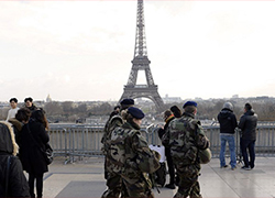 Над Парижем пролетели неизвестные беспилотники