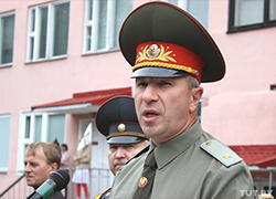 Лукашенко наградил командующего Внутренними войсками Караева