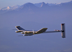 Самолет на солнечных батареях установил рекорд дальности полета