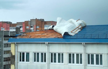 Сильный ветер повредил  в Минской области крыши более 200 зданий