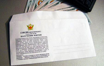 Художник из Красноярска создал конверт для взяток