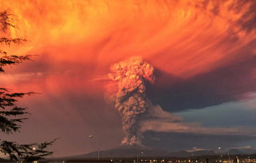 Вулкан в Чили выбросил пепел на высоту 20 километров