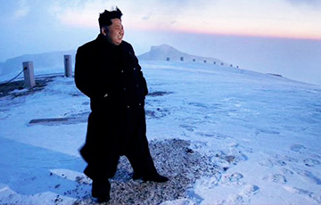 Ким Чен Ын «покорил» самую высокую гору КНДР в туфлях и пальто