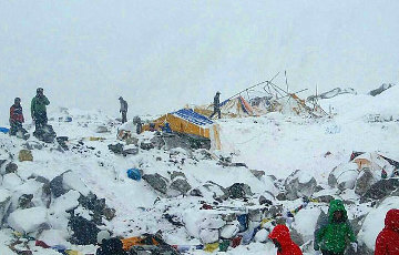 На Эверэсце падчас сходу лавіны загінулі 65 альпіністаў