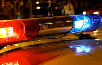 В Бресте пьяная бесправница выбила ногами стекло  автомобиля ГАИ