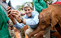 Джон Керри сделал селфи со слоненком