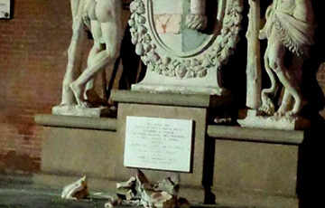 В Италии любители селфи сломали статую Геркулеса