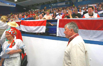 Фотофакт: Бело-красно-белые флаги на матче с Данией