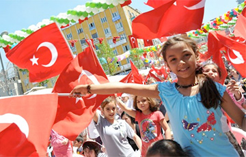В турецком детском саду инсценировали попытку госпереворота