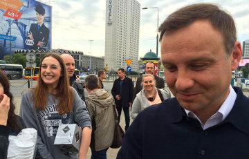 Анджей Дуда угостил избирателей в Варшаве горячим кофе