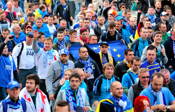 Тысячи фанатов «Днепра» прошли маршем по центру Варшавы