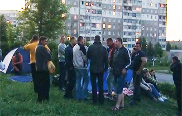 Жители Новополоцка разбили палаточный городок у школы