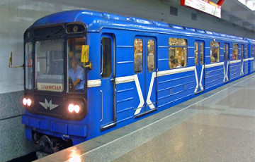 Minsk Resident Drinking Alcohol Right In Underground Carriage, On Platform Captured On Video