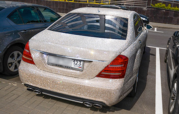 По Минску снова ездит украшенный «стразами» Mercedes