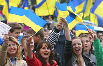 Пока украинцы делают политику и идут к свободе, россияне - завидуют