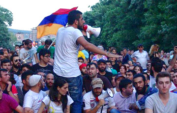 Акцию протеста в центре Еревана разогнали водометами