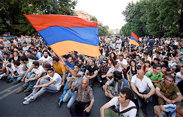 На акции в Ереване армянские политики и артисты создали «живой щит»
