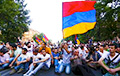 Демонстранты в Ереване ведут переговоры с полицией