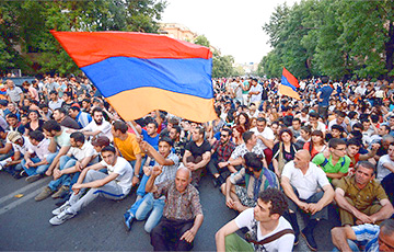 Участник акции протеста в Ереване зашил себе рот